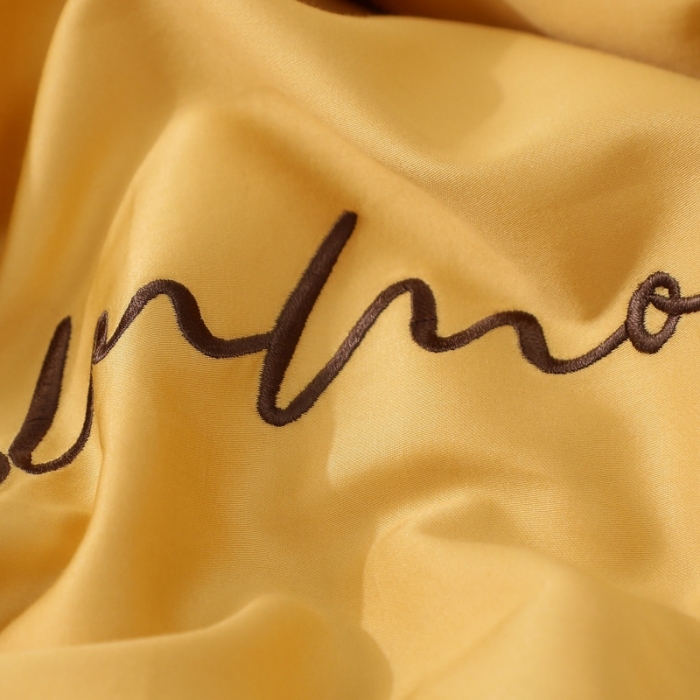 91家纺网 家纺一手货源 找家纺 全棉纯棉60S贡缎长绒棉绣花四件套纯色双拼色60支刺绣-黄色