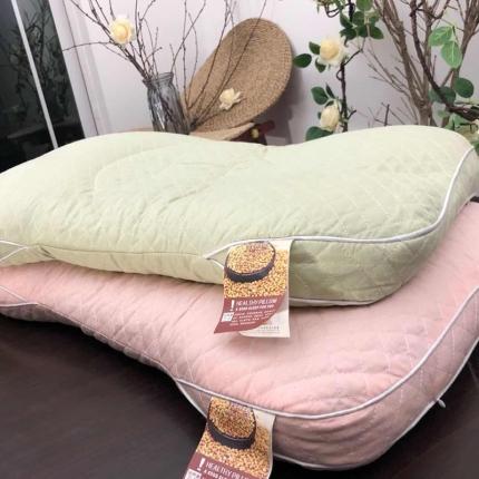 91家纺网 家纺一手货源 找家纺 剑桥枕业 2020新款纯荞麦枕头弧形护颈护肩夏季枕 绿色一个