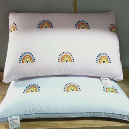 91家纺网 家纺一手货源 找家纺 （总）剑桥枕业 彩虹亲肤热熔枕磨毛印花夏季枕芯抗菌除螨中高枕