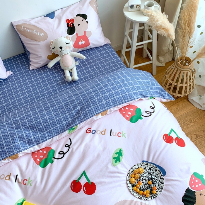 91家纺网 家纺一手货源 找家纺 星期八 2020新款全棉13070亲子四件套系列 草莓汪