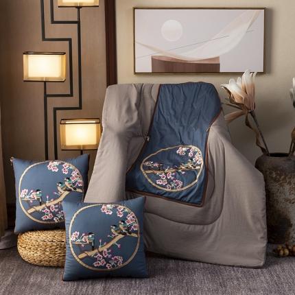 91家纺网 家纺一手货源 找家纺 宝马家纺 2022新中式60贡缎绣花抱枕被 春浓栖雀