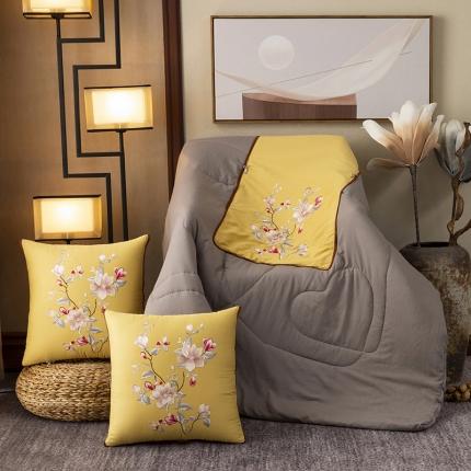 91家纺网 家纺一手货源 找家纺 （总）宝马家纺 2022新中式60贡缎绣花抱枕被 靠垫被