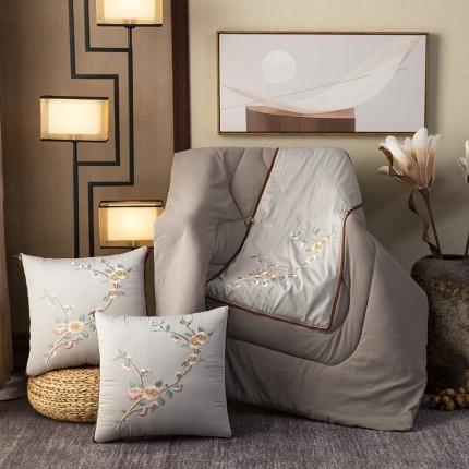 91家纺网 家纺一手货源 找家纺 （总）宝马家纺 2022新中式60贡缎绣花抱枕被 靠垫被