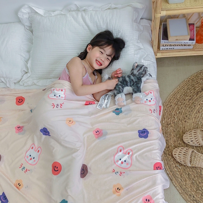 91家纺网 家纺一手货源 找家纺 星期八 2020新款ins卡通针织凉感毯 笑脸