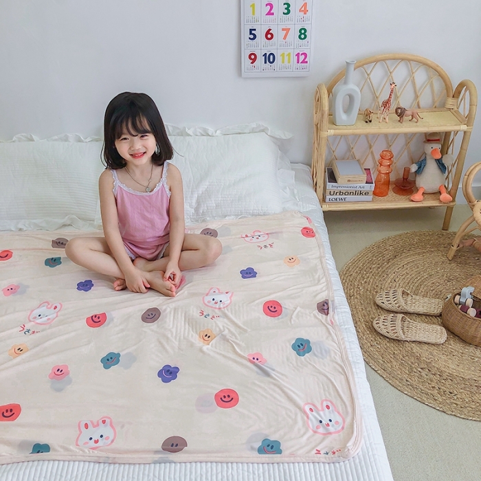 91家纺网 家纺一手货源 找家纺 星期八 2020新款ins卡通针织凉感毯 笑脸