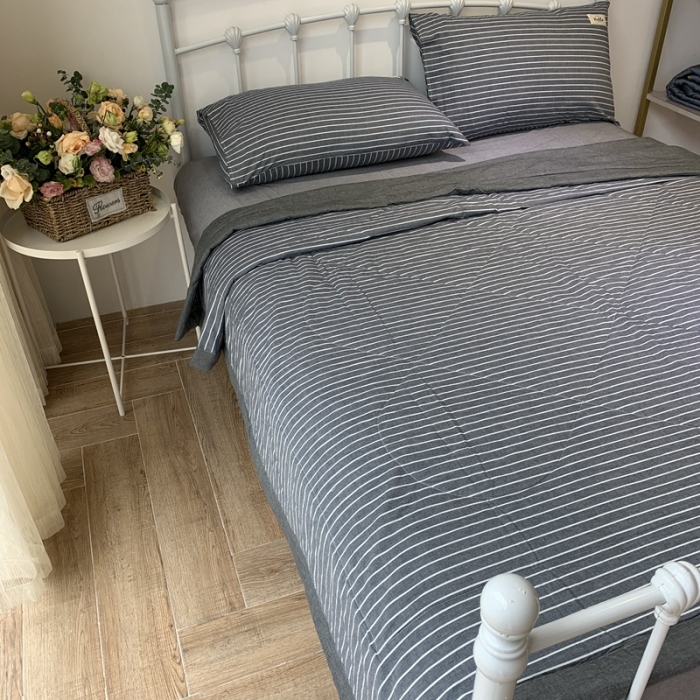 91家纺网 家纺一手货源 找家纺 久典家居 2020新款色织水洗棉夏被 细灰条