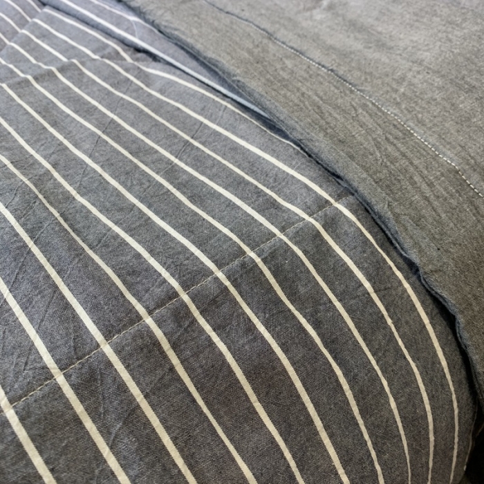 91家纺网 家纺一手货源 找家纺 久典家居 2020新款色织水洗棉夏被 细灰条