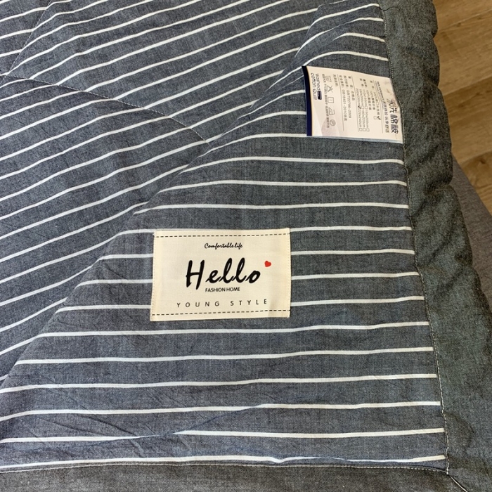 91家纺网 家纺一手货源 找家纺 久典家居 2020新款色织水洗棉夏被 细灰条