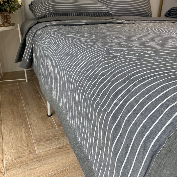 91家纺网 家纺一手货源 找家纺 久典家居 2020新款色织水洗棉夏被 细灰条