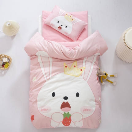 91家纺网 家纺一手货源 找家纺 A类全棉数码印花儿童套件幼儿园被三件宝宝午睡三/六件草莓兔