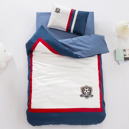 91家纺网 家纺一手货源 找家纺 A类学院风全棉数码印花幼儿园三件宝宝午睡棉被六件足球健将蓝白