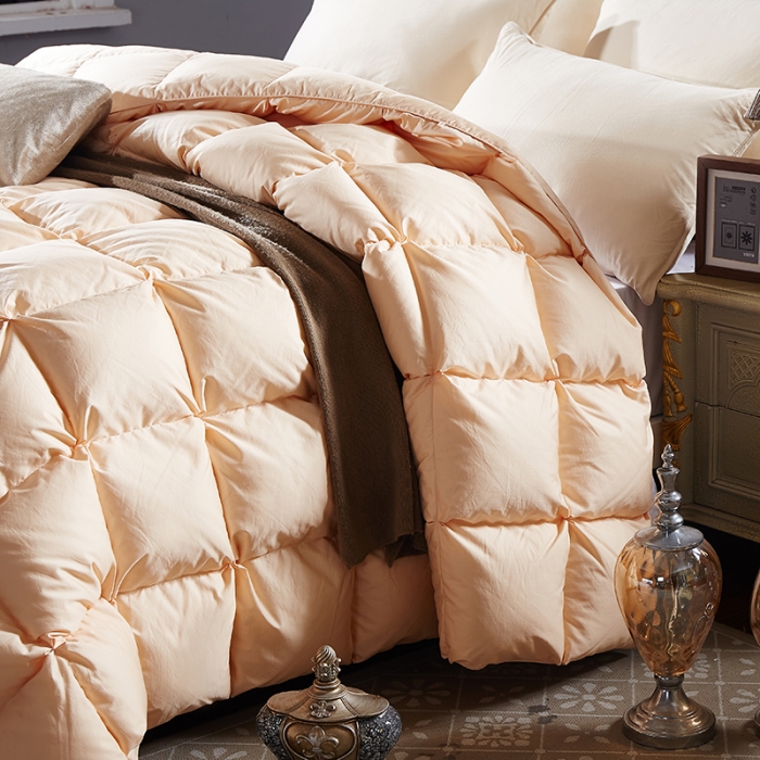 91家纺网 家纺一手货源 找家纺 俏企鹅 2025新款柔赛丝面包格羽绒被 土豪金