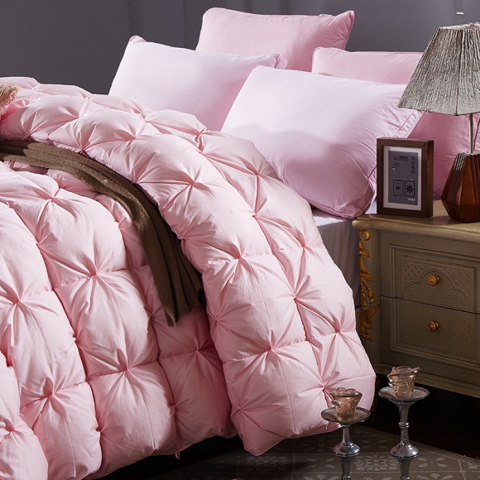 91家纺网 家纺一手货源 找家纺 俏企鹅 2025新款柔赛丝米字格羽绒被 粉色