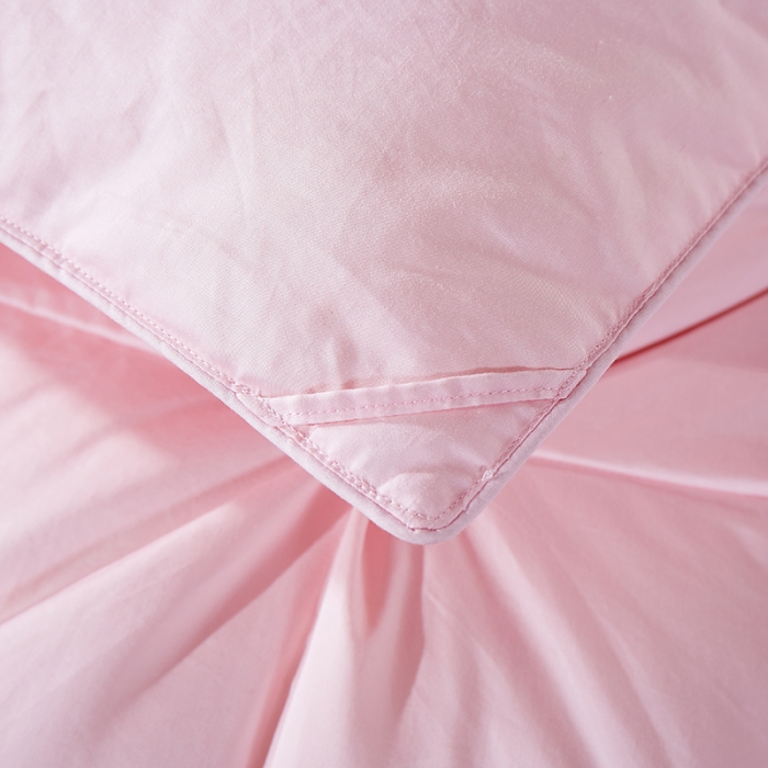 91家纺网 家纺一手货源 找家纺 俏企鹅 2025新款柔赛丝米字格羽绒被 粉色