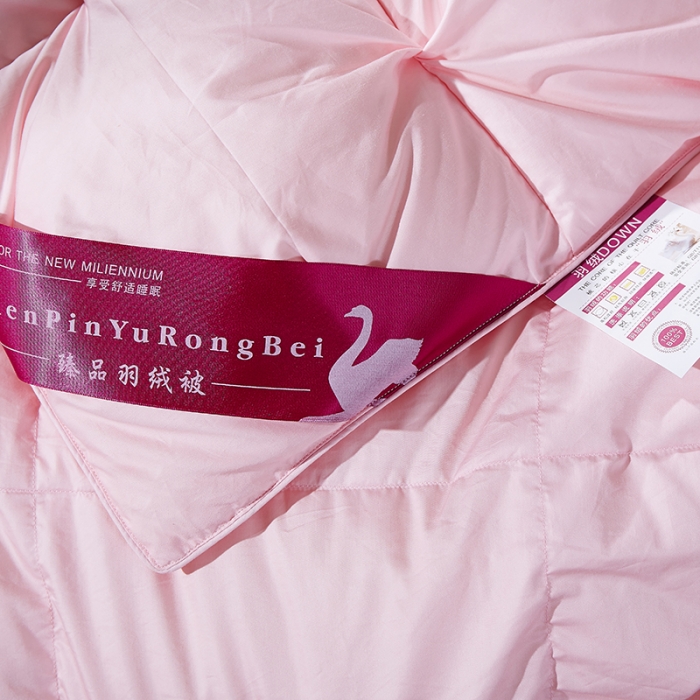 91家纺网 家纺一手货源 找家纺 俏企鹅 2025新款柔赛丝米字格羽绒被 粉色