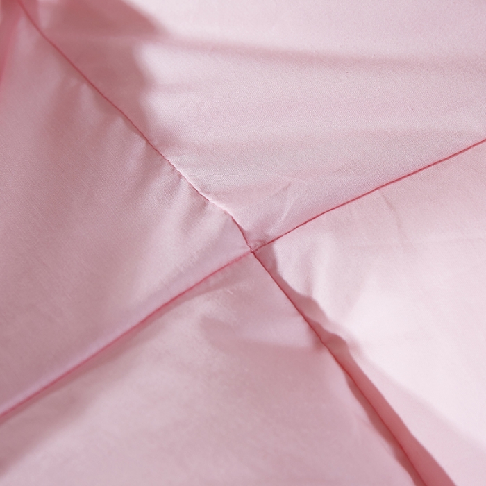 91家纺网 家纺一手货源 找家纺 俏企鹅 2025新款柔赛丝米字格羽绒被 粉色