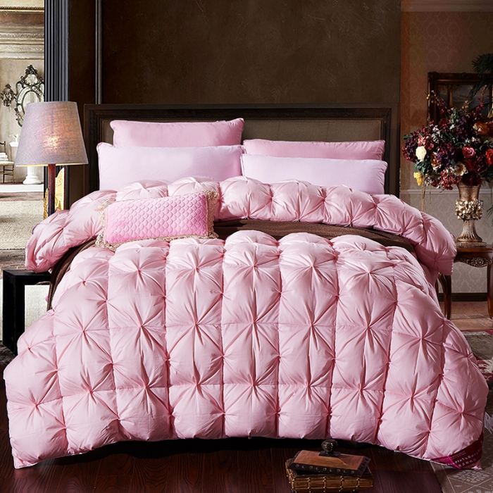 91家纺网 家纺一手货源 找家纺 俏企鹅 2025新款柔赛丝米字格羽绒被 粉色