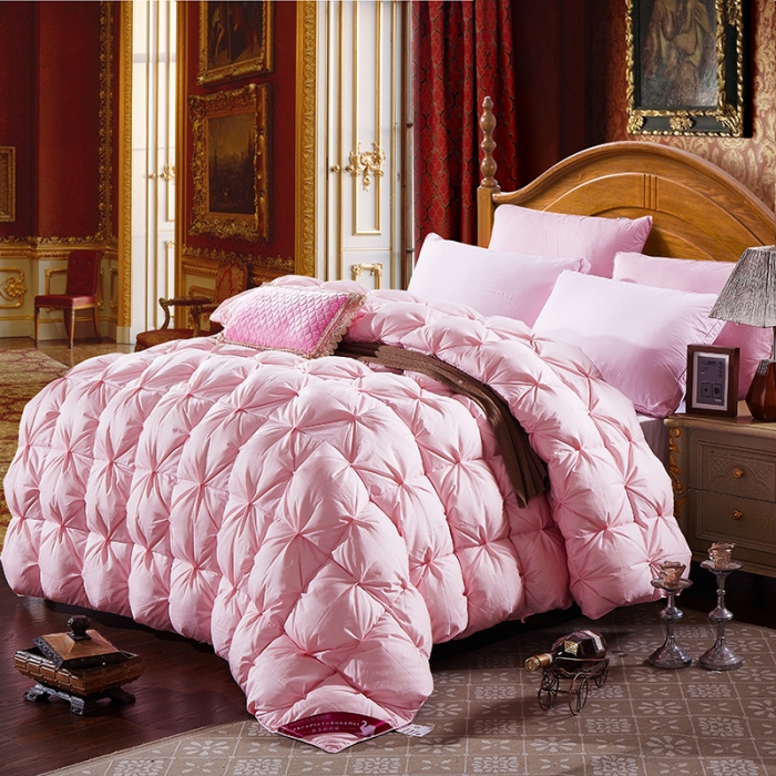 91家纺网 家纺一手货源 找家纺 俏企鹅 2025新款柔赛丝米字格羽绒被 粉色