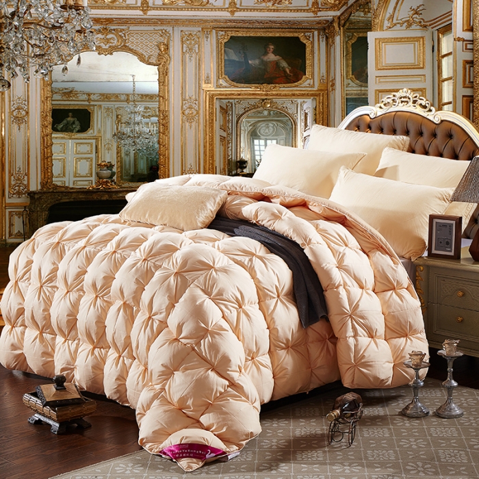 91家纺网 家纺一手货源 找家纺 俏企鹅 2025新款柔赛丝米字格羽绒被 土豪金