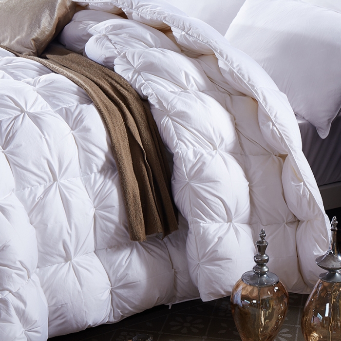 91家纺网 家纺一手货源 找家纺 俏企鹅 2025新款柔赛丝米字格羽绒被 白色