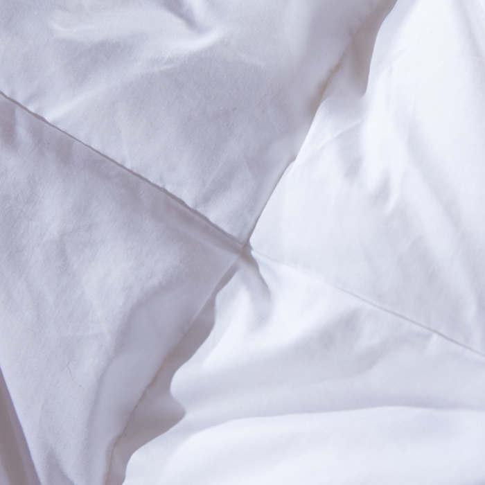 91家纺网 家纺一手货源 找家纺 俏企鹅 2025新款柔赛丝米字格羽绒被 白色