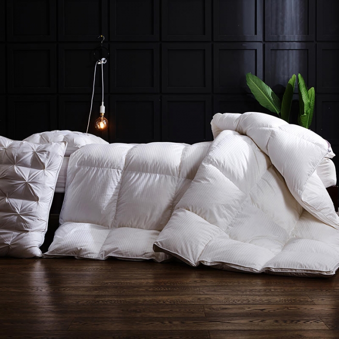 91家纺网 家纺一手货源 找家纺 俏企鹅 2025新款100支全棉缎条羽绒被 白色