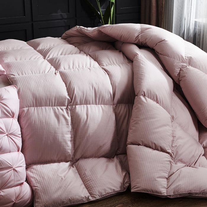 91家纺网 家纺一手货源 找家纺 俏企鹅 2025新款100支全棉缎条羽绒被 豆沙色