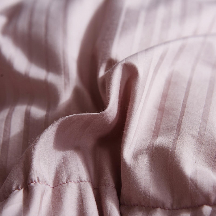 91家纺网 家纺一手货源 找家纺 俏企鹅 2025新款100支全棉缎条羽绒被 豆沙色