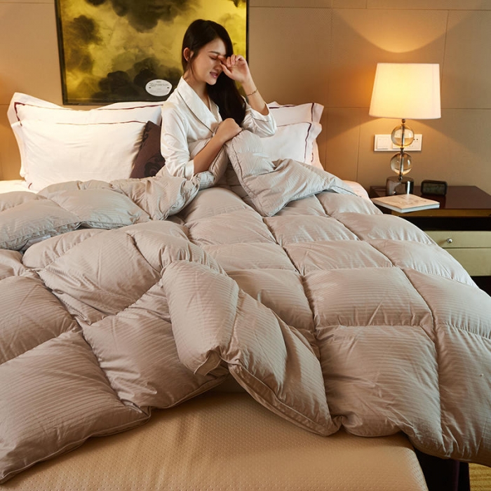 91家纺网 家纺一手货源 找家纺 俏企鹅 2025新款100支全棉缎条羽绒被 灰色