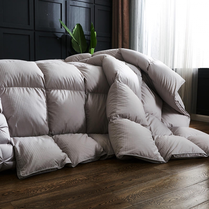 91家纺网 家纺一手货源 找家纺 俏企鹅 2025新款100支全棉缎条羽绒被 灰色