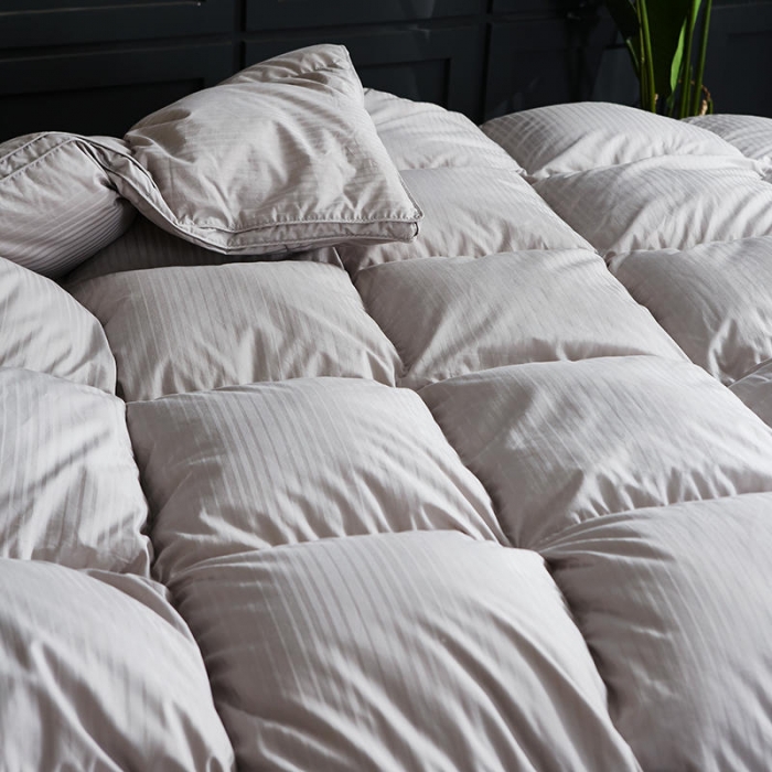 91家纺网 家纺一手货源 找家纺 俏企鹅 2025新款100支全棉缎条羽绒被 灰色
