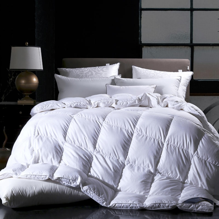 91家纺网 家纺一手货源 找家纺 俏企鹅 2025新款100支全棉缎条羽绒被 白色