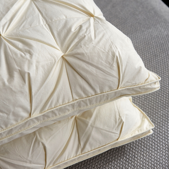 91家纺网 家纺一手货源 找家纺 俏企鹅  2025新款全棉防羽布扭花枕头枕芯羽绒枕 淡黄