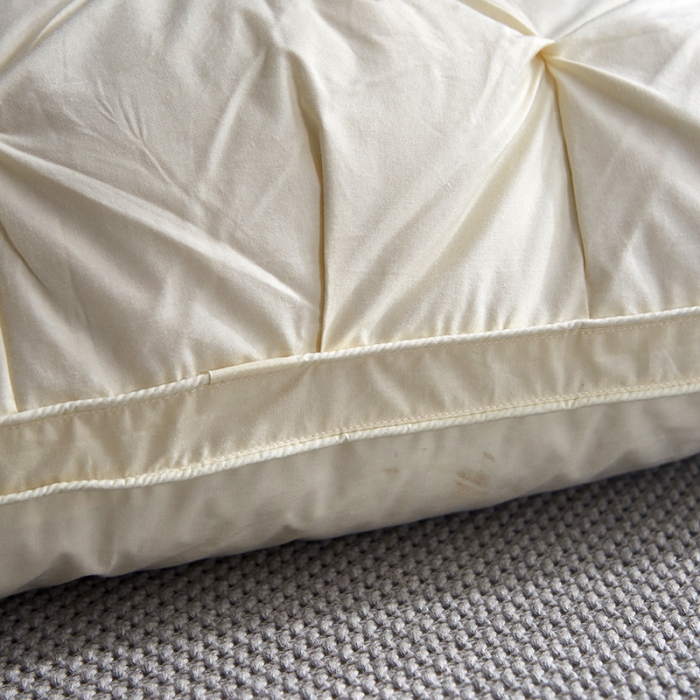 91家纺网 家纺一手货源 找家纺 俏企鹅  2025新款全棉防羽布扭花枕头枕芯羽绒枕 淡黄