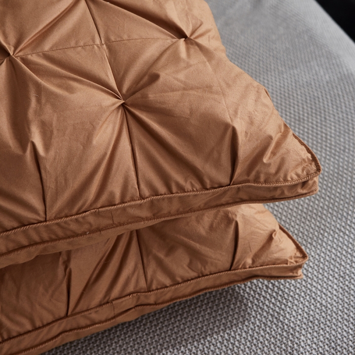 91家纺网 家纺一手货源 找家纺 俏企鹅  2025新款全棉防羽布扭花枕头枕芯羽绒枕 棕色