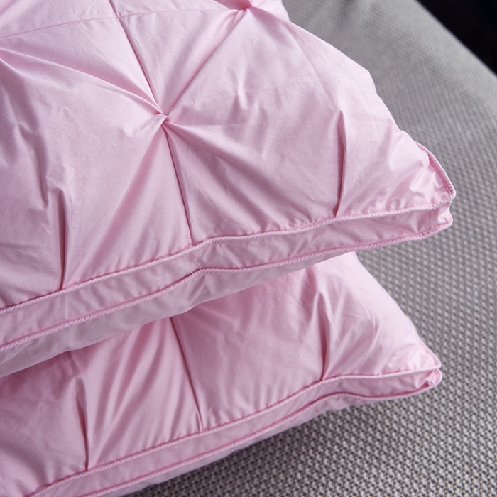 91家纺网 家纺一手货源 找家纺 俏企鹅  2025新款全棉防羽布扭花枕头枕芯羽绒枕 少女粉