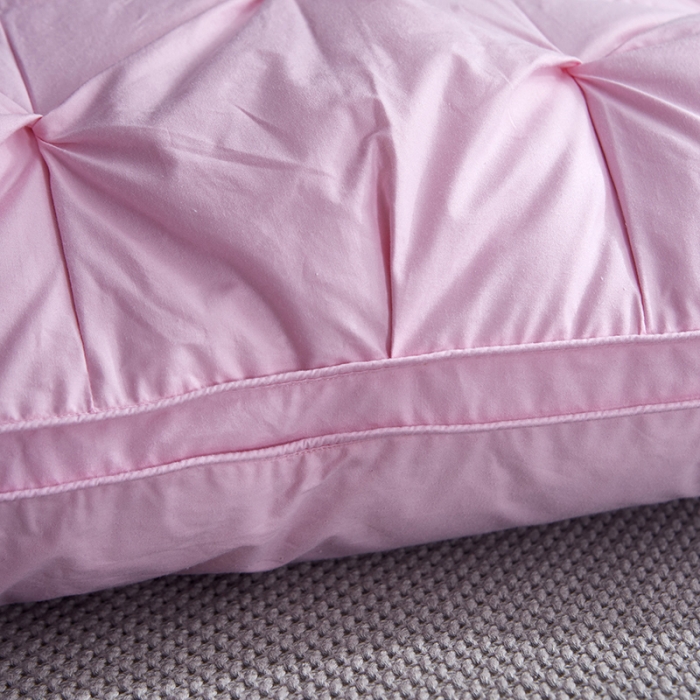 91家纺网 家纺一手货源 找家纺 俏企鹅  2025新款全棉防羽布扭花枕头枕芯羽绒枕 少女粉