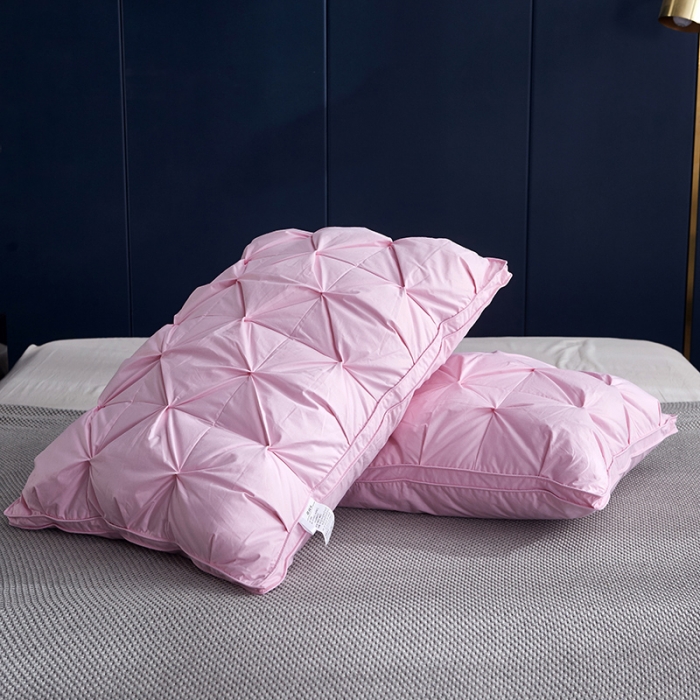 91家纺网 家纺一手货源 找家纺 俏企鹅  2025新款全棉防羽布扭花枕头枕芯羽绒枕 少女粉