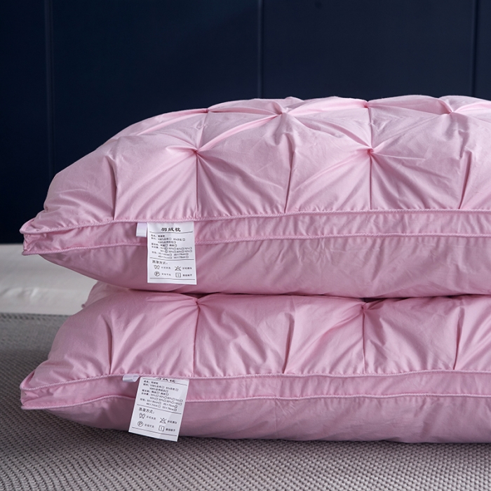 91家纺网 家纺一手货源 找家纺 俏企鹅  2025新款全棉防羽布扭花枕头枕芯羽绒枕 少女粉