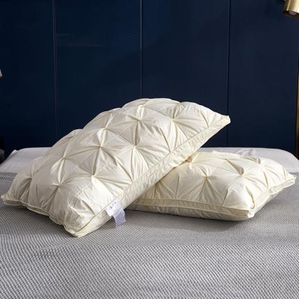 俏企鹅  2025新款全棉防羽布扭花枕头枕芯羽绒枕 淡黄