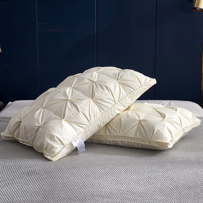 91家纺网 家纺一手货源 找家纺 俏企鹅  2025新款全棉防羽布扭花枕头枕芯羽绒枕 淡黄