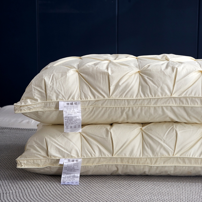 91家纺网 家纺一手货源 找家纺 俏企鹅  2025新款全棉防羽布扭花枕头枕芯羽绒枕 淡黄
