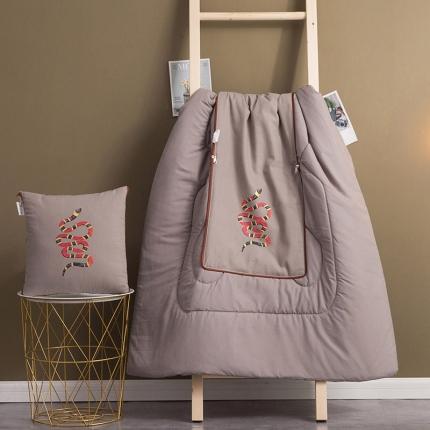 91家纺网 家纺一手货源 找家纺 宝马家纺 2022新款全棉帆布烫金抱枕被 珊瑚蛇