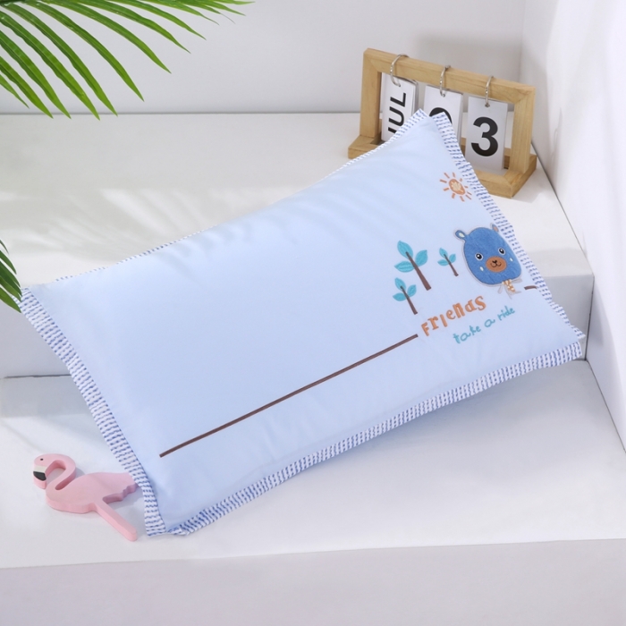 91家纺网 家纺一手货源 找家纺 贤内助 2024新款全棉儿童刺绣滚边款枕芯 快乐熊--蓝