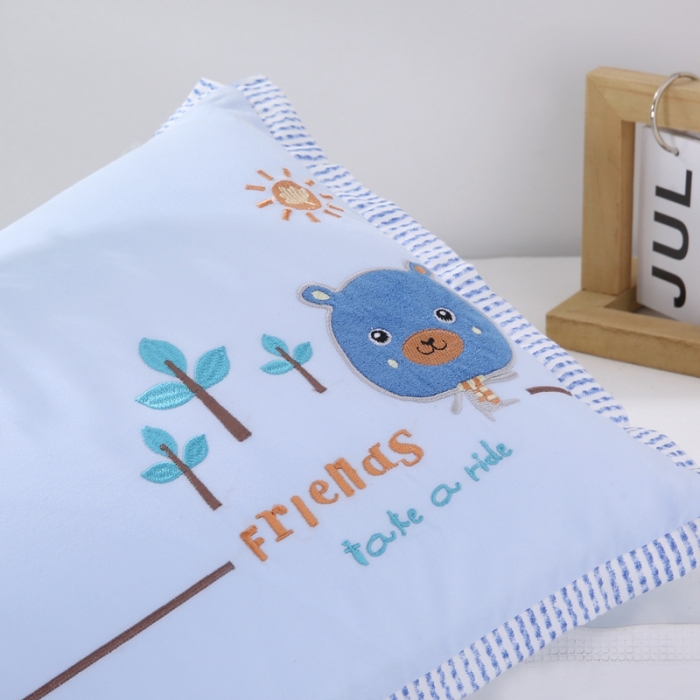 91家纺网 家纺一手货源 找家纺 贤内助 2024新款全棉儿童刺绣滚边款枕芯 快乐熊--蓝