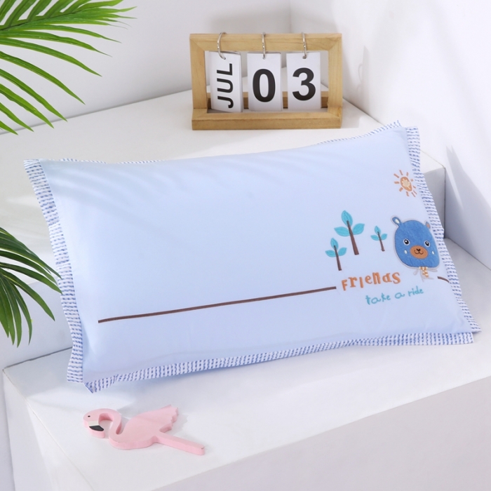 91家纺网 家纺一手货源 找家纺 贤内助 2024新款全棉儿童刺绣滚边款枕芯 快乐熊--蓝