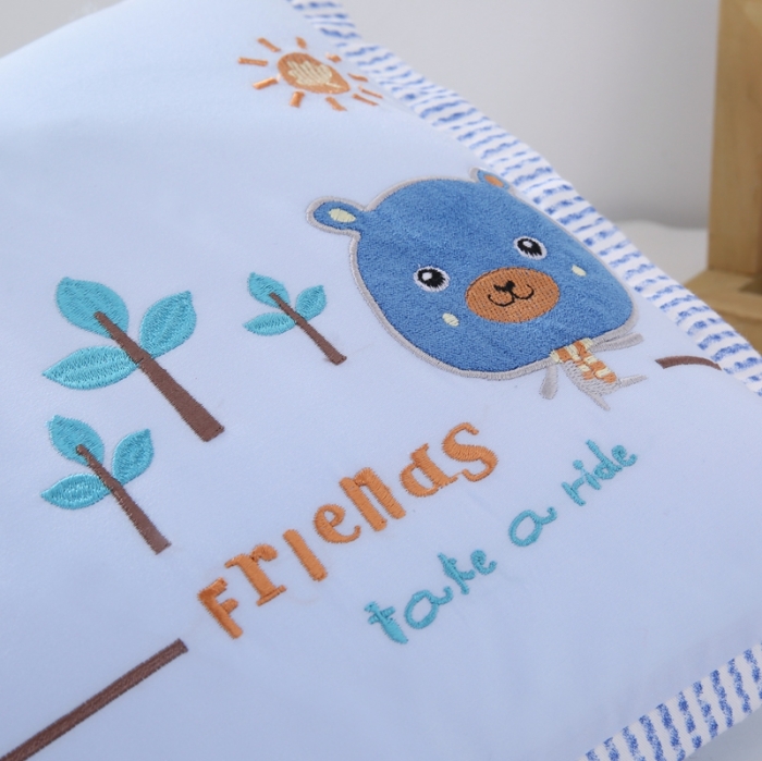 91家纺网 家纺一手货源 找家纺 贤内助 2024新款全棉儿童刺绣滚边款枕芯 快乐熊--蓝