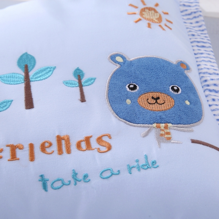 91家纺网 家纺一手货源 找家纺 贤内助 2024新款全棉儿童刺绣滚边款枕芯 快乐熊--蓝