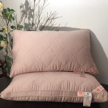 91家纺网 家纺一手货源 找家纺 剑桥枕业全新法国进口玫瑰精油润肤枕芯48*74/只绗绣款粉色