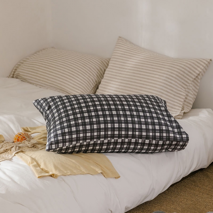 91家纺网 家纺一手货源 找家纺 艾沁 2020新款13372全棉枕套48*74cm 黑条格